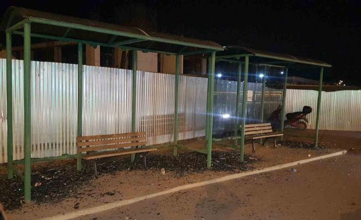 Otobüs durağının camlarını kıran şahıs tutuklandı