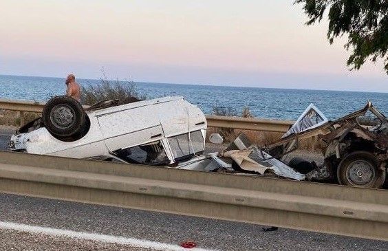 Otomobil bariyerlere çarptı: 1 ölü, 1 yaralı