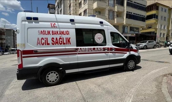 Otomobil ile motorlu bisiklet çarpıştı, 1 yaralı