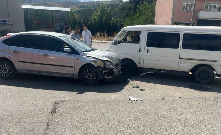 Otomobil ile panelvan minibüs çarpıştı: Kaza anı kamerada