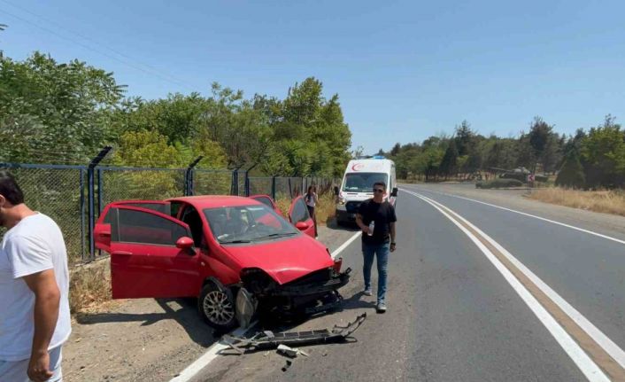 Otomobil kışla duvarına çarptı: 1 yaralı