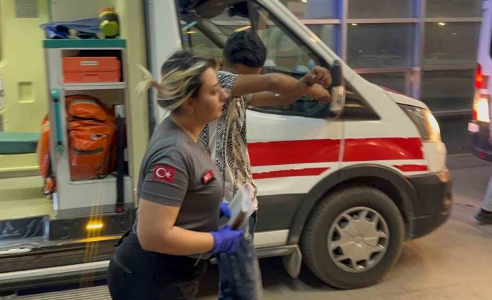 Otomobil park halindeki minibüse çarptı: 1 yaralı