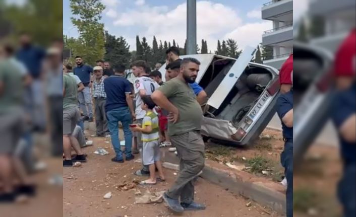 Otomobil refüjdeki aydınlatma direğine çarptı: 1 yaralı