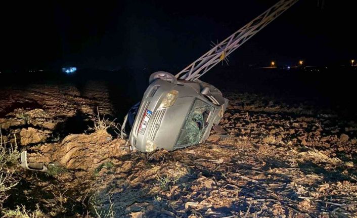 Otomobil tarlaya yuvarlandı