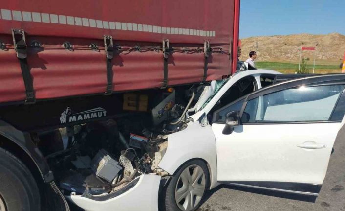 Otomobil tıra çarptı: 2’si çocuk 6 yaralı