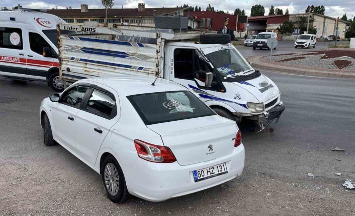 Otomobil ve kamyonet çarpıştı, 3 yaralı