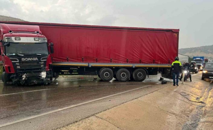 Otomobile çarpan tır sürücüsü yaralandı