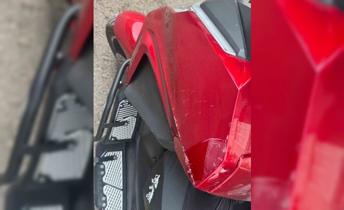 Otomobilin park halindeki motosiklete çarptığı kaza kamerada