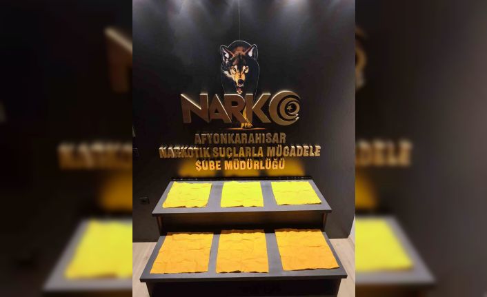 Otomobilin teybinin arkasındaki uyuşturucu zulasını polis patlattı