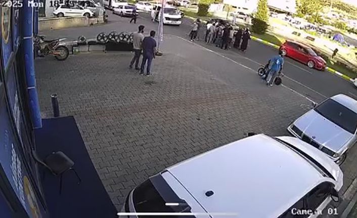 Otomobilin yaşlı adama çarptığı anlar kamerada