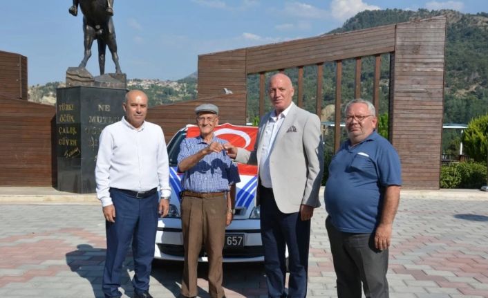 Otomobilini Babadağ Belediyesine hizmet aracı olarak bağışladı