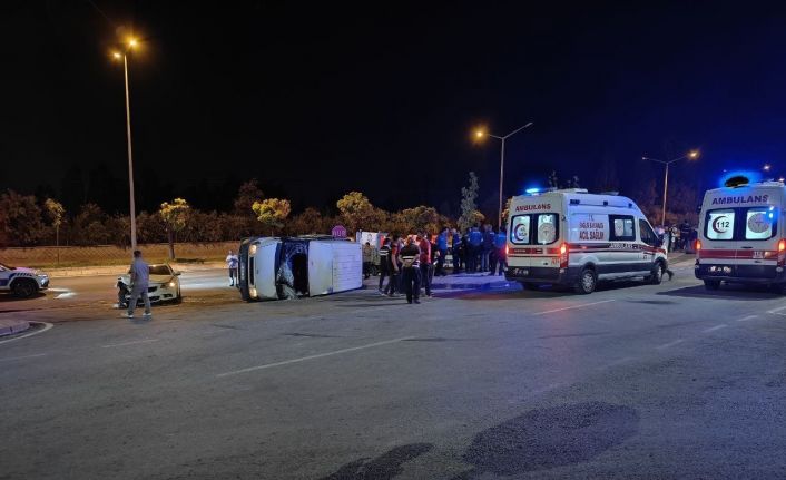 Otomobille çarpışan minibüs yan yattı: 9 yaralı