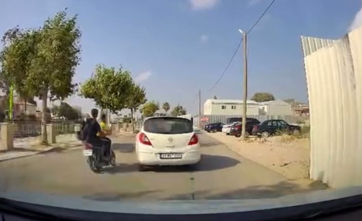 Otomobille çarpışan motosikletteki 2 kişi yola savruldu: O anlar kamerada