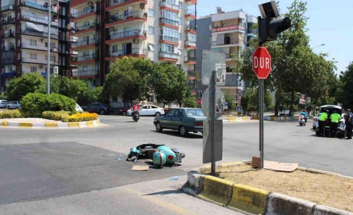 Otomobille çarpışan motosikletteki iki kişi yaralandı