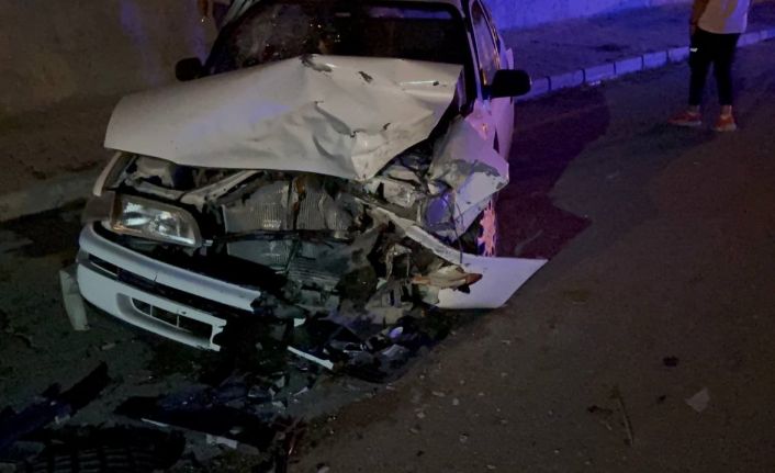 Otomobiller kafa kafaya çarpıştı: 3’ü çocuk 6 yaralı