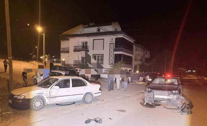 Otomobillerin çarpıştığı kazada 3 kişi yaralandı