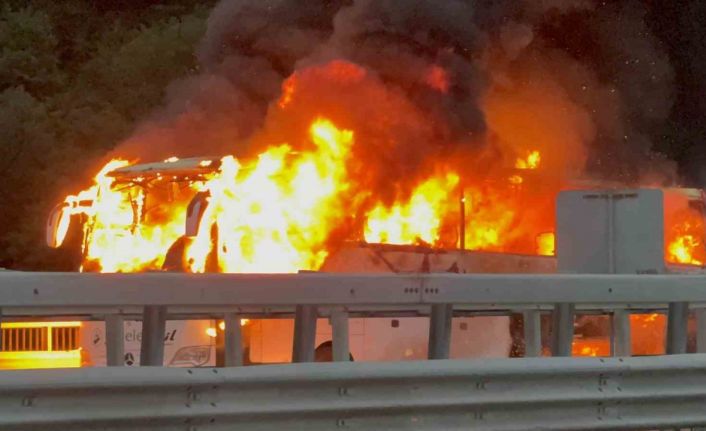 Otoyolda otobüs alev alev yandı