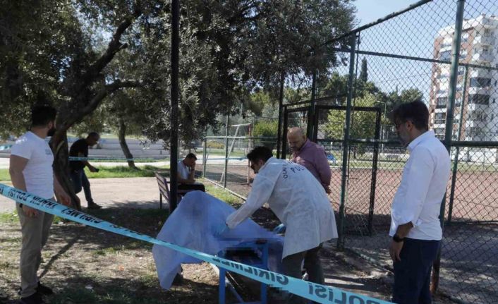 Oturduğu bankta ölü bulundu