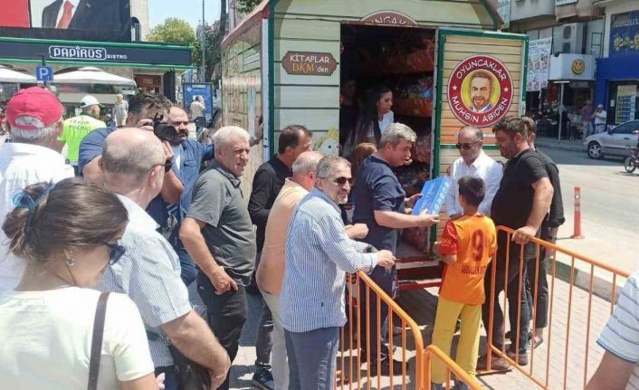 Oyuncakçı Amca, çocukların yüzünü güldürdü