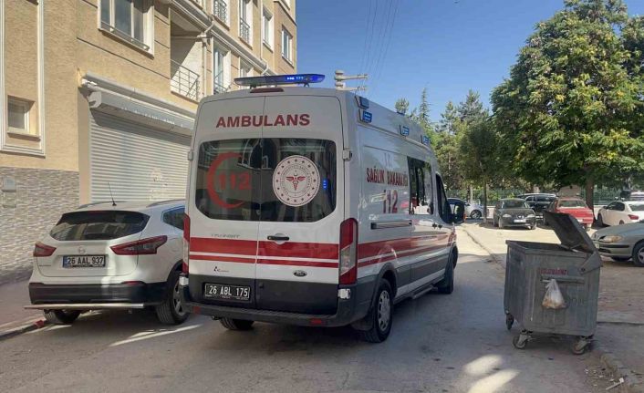 (ÖZEL) Birinci kattan düşen 1 buçuk yaşındaki çocuk hastaneye kaldırıldı