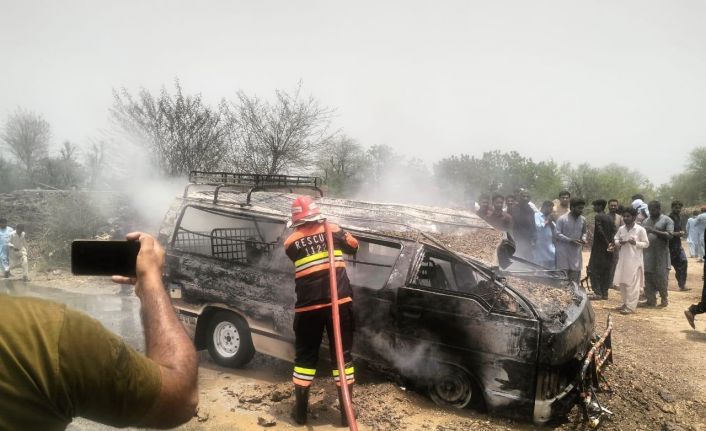 Pakistan’da öğrenci servisi alev aldı: 1 ölü, 10 yaralı