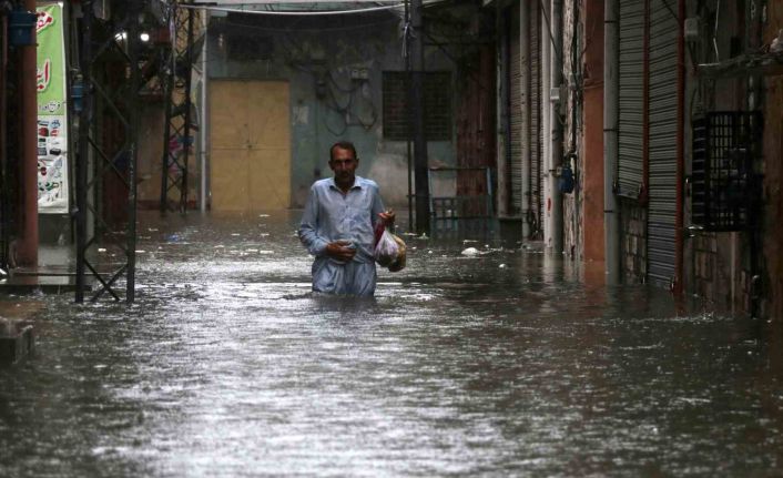 Pakistan’daki sellerde son 24 saatte 63 kişi hayatını kaybetti