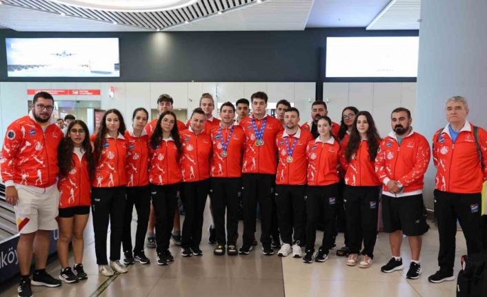 Paletli Yüzme Büyükler Milli Takımı, yurda döndü