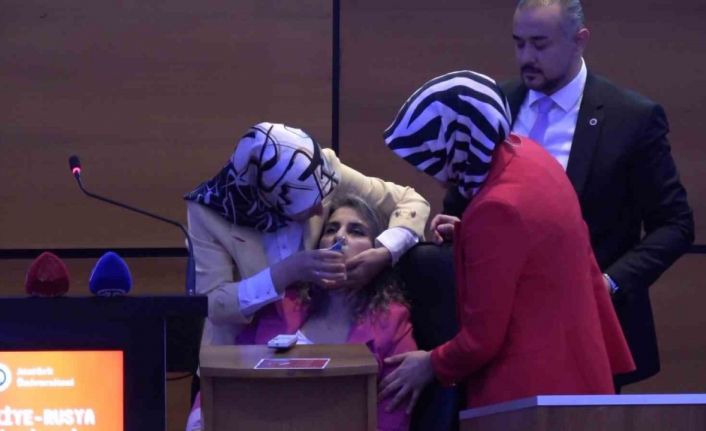 Panele katılan öğretim üyesi kürsüde fenalık geçirdi