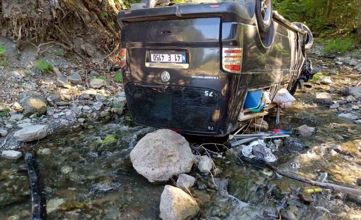 Panelvan araç dereye uçtu: Tatil için Bolu’ya gelen çift ölümden döndü
