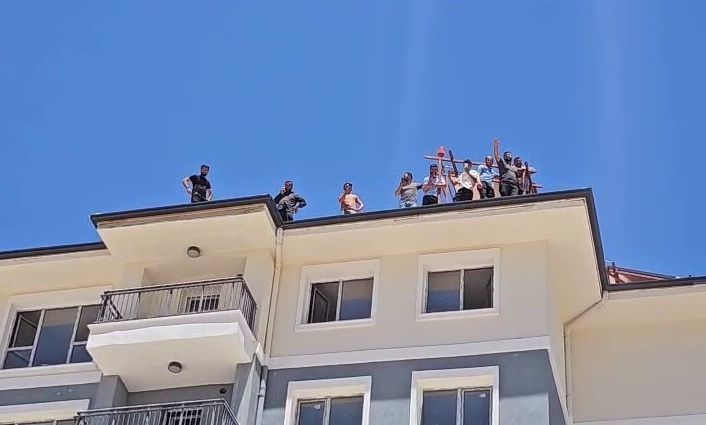 Para alamadıklarını iddia edilen işçiler binanın tepesine çıktı