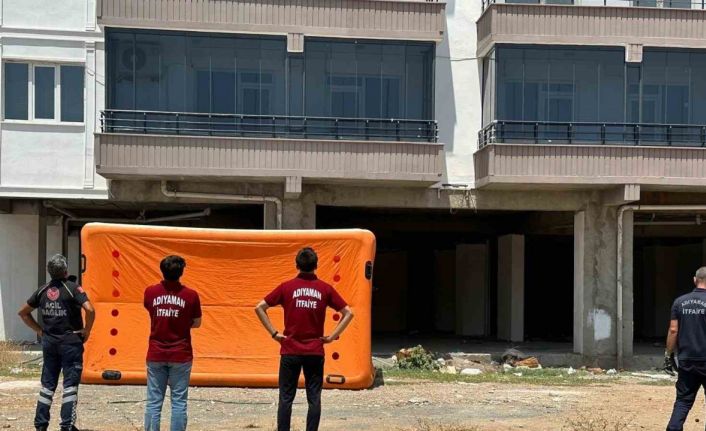 Paralarını alamadıklarını iddia eden iki işçi binanın tepesine çıktı