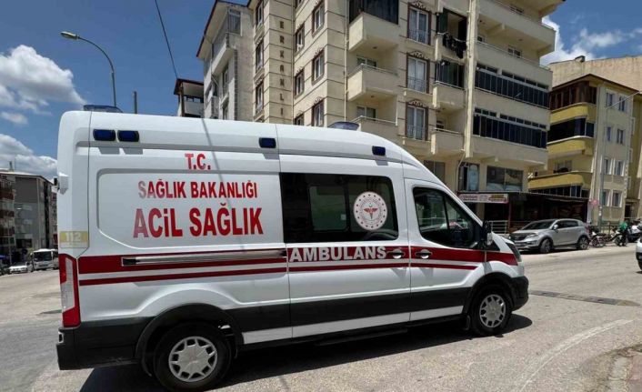 Park halindeki kamyonete çarpan otomobil sürücüsü yaralandı