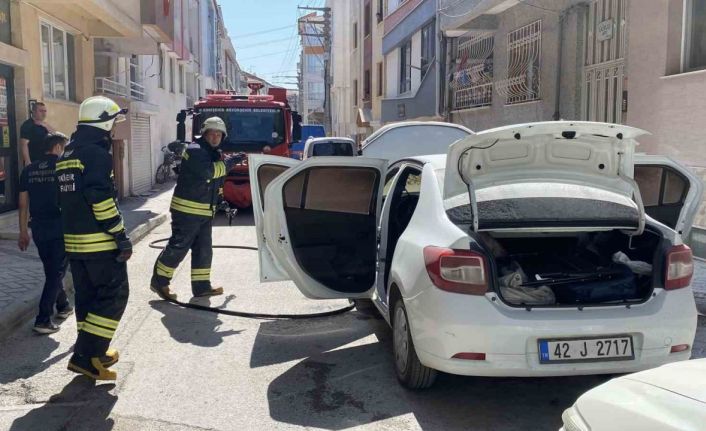 Park halindeki otomobildeki yangın büyümeden söndürüldü