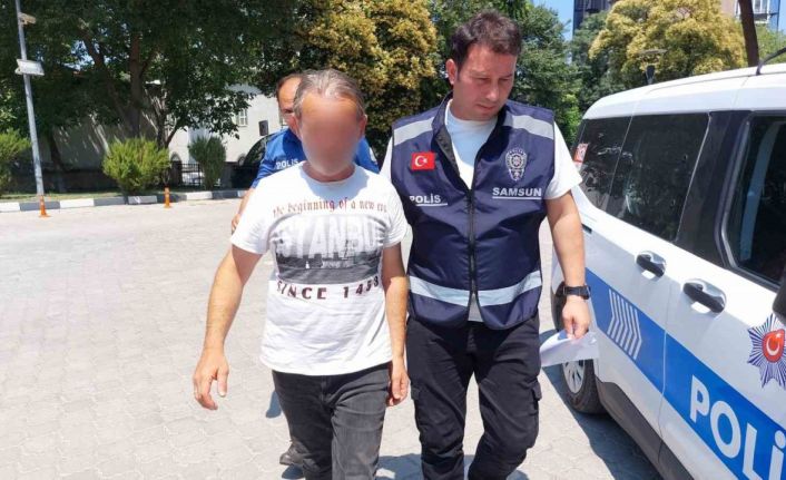 Park halindeki otomobilin üzerine battaniye örtüp ateşe verdi