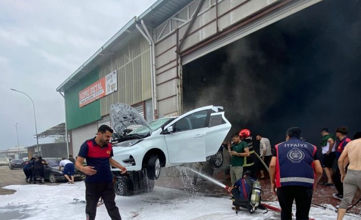 Park halindeyken yanmaya başlayan elektrikli araçtaki yangın, 2 saat boyunca söndürülemedi