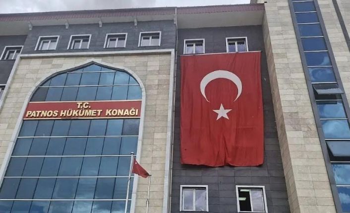 Patnos’ta sokaklar al bayrakla donatıldı