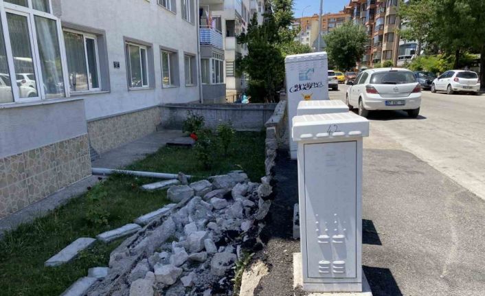 Pazarcıların kaldırıma park ettiği kamyonlar nedeniyle bahçe duvarı yıkıldı