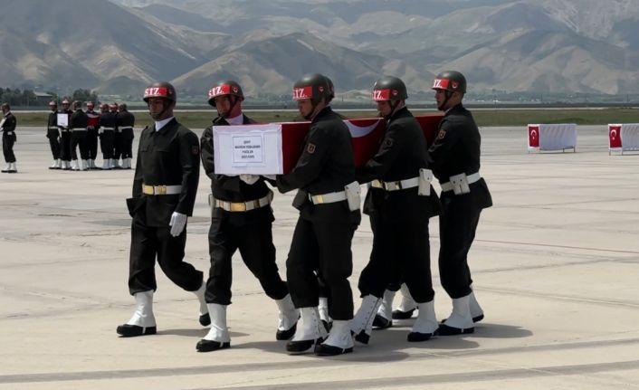 Pençe-Kilit bölgesinde şehit olan askerler için Yüksekova’da uğurlama töreni düzenlendi