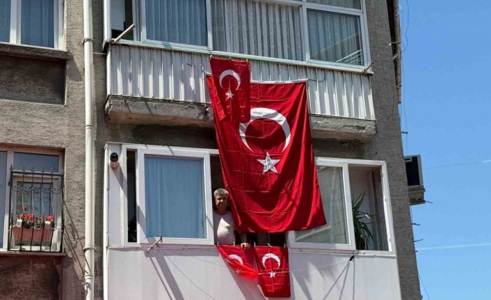 Piyade Sözleşmeli Er Ahmet Gültekin’in evi Türk bayraklarıyla donatıldı