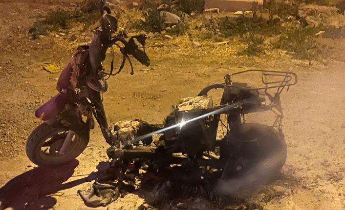 Plakasız motosiklet yanarak kullanılamaz hale geldi