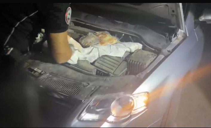 Polis uygulamasına takılan otomobilin kaputundan 2 adet kalaşnikof silah ele geçirildi