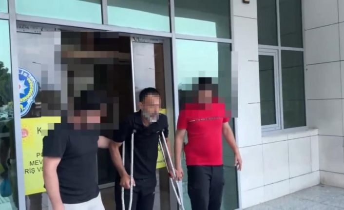 Polisi gören torbacı damdan atlayıp ayağını kırdı