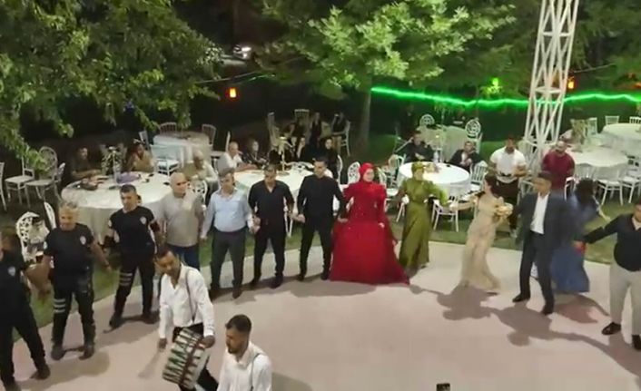 Polisler, küçük yaştayken babası vefat eden polis kızının kına gecesinde halay çekti