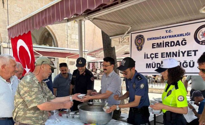 Polislerden vatandaşa aşure ikramı