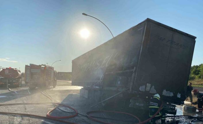 Polonya’ya giden tel yüklü tırın dorsesi Anadolu Otoyolu’nda alev alev yandı