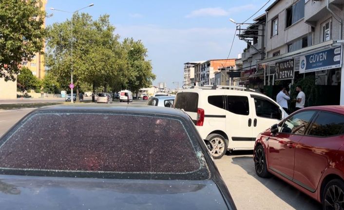Rastgele ateş açtı, kurşunlar otomobillere isabet etti