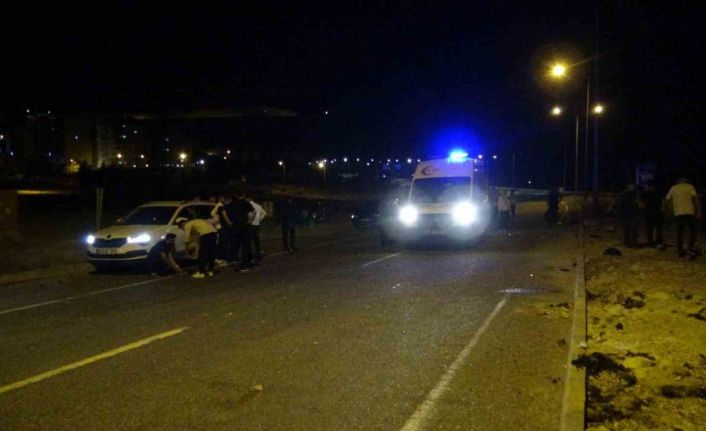 Refüjdeki direğe çarpıp bacağı kopan motosiklet sürücüsü öldü