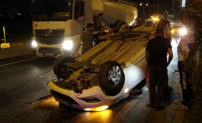 Refüje çarparak ters dönen araçtan burnu kanamadan çıktı