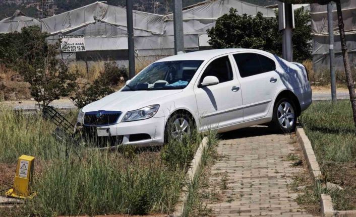 Refüje çıkan otomobildeki 3 kişi yaralandı