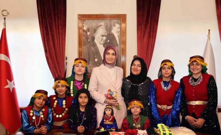 Rengarenk kıyafetleri ile gelen kadınlar valiye kültürlerini anlattı